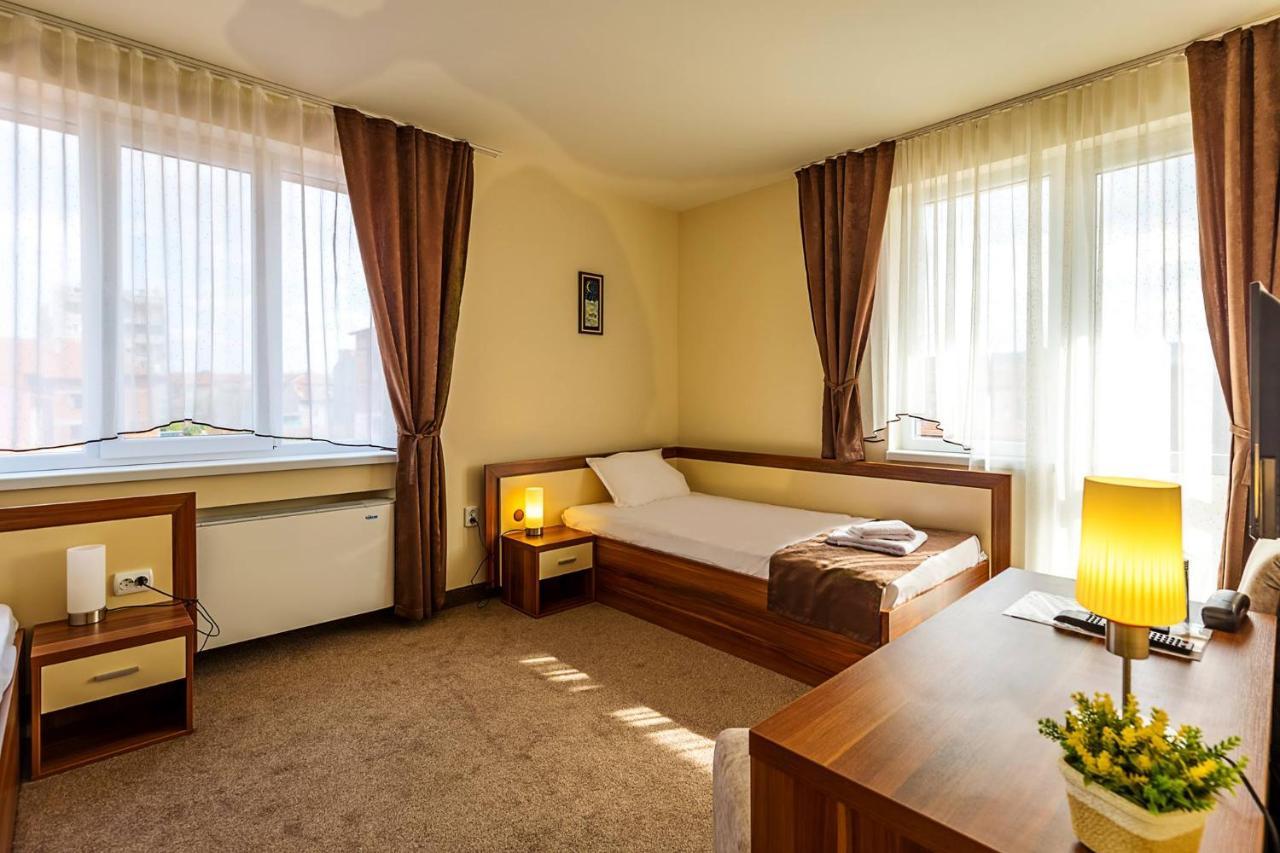 Family Hotel Bulgaria Харманли Екстериор снимка